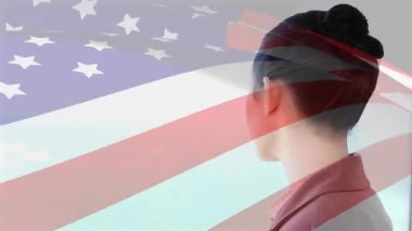 Fotokopi aletiyle bayrak taşıyan beyaz bir kadın. Yaşlılar için emeklilik ve dijital olarak üretilen tatil konsepti.