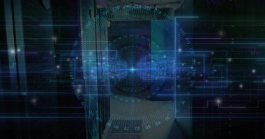 Loş sunucu koridorunda mavi LED 'leri gösteren sayısal halkalarla merkezi holografik HUD yansıtılıyor. Veri tabanı, raflar, hologram, arayüz, kaplama, devre, neon