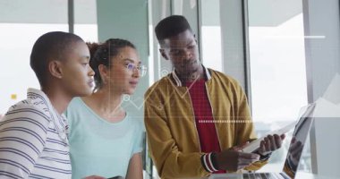 Ofisteki çeşitli iş adamları üzerinde finansal veri işleme animasyonu. Küresel finans, iş, bağlantılar, hesaplama ve veri işleme kavramı dijital olarak oluşturulmuş video.