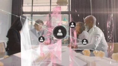 Dizüstü bilgisayarı olan çeşitli kadın ve erkek iş arkadaşları arasındaki bağlantı ağının animasyonu. Ağ, bağlantılar, iş ve teknoloji konsepti dijital olarak oluşturulmuş video.