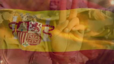 Çeşitli silahlı erkek askerler üzerinde İspanyol bayrağının canlandırılması. Ordu, kamu savunması ve vatanseverlik kavramı dijital olarak oluşturulmuş video.