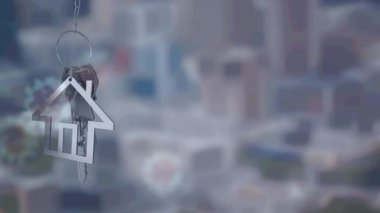 Bulanık arka planda gümüş asma evinin anahtarlarının covid-19 hücreleri üzerinde canlandırılması. Yerleştirme ve emlak konsepti