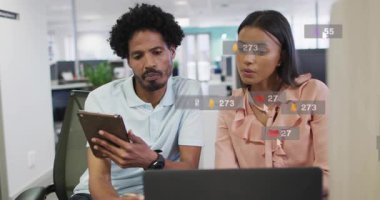 Ofis denetiminde yükselen animasyon pazarlama ölçütleri göz atmak için tablet gösteren bir adam. İşbirliği, analitik, dijital, üretkenlik, takım çalışması, modern, iş dünyası