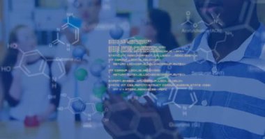 Afro-Amerikan erkek öğrencilerin laboratuvarda veri işleme animasyonu. küresel bilim ve dijital arayüz kavramı dijital olarak oluşturulmuş video.