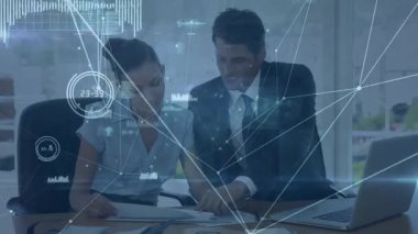 Kafkasyalı iş adamları hakkında konuşan ve çalışan bağlantıların animasyonu. küresel iş, bağlantılar ve teknoloji konsepti dijital olarak oluşturulmuş video.