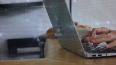 Bağlantılar animasyonu ve dizüstü bilgisayar kullanan bir kadının elleri üzerinde ikili kod. Bilgisayarlar, programlama, veri işleme ve teknoloji konsepti dijital olarak oluşturulmuş video.