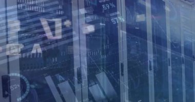 Video küresel bir bilim, teknoloji ve dijital arayüz kavramını sergiliyor. Verilerin ekranlar ve sunucular üzerinden küresel bir ortamda nasıl işlendiğini gösterir.