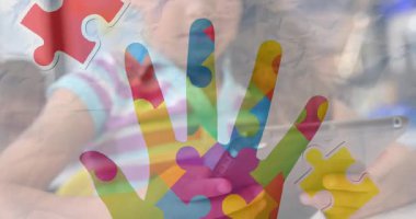 Yapboz parçalarının animasyonu ve kız öğrenciyi tablet kullanarak teslim etmek. otizm farkındalık ayı ve dijital olarak oluşturulan kutlama konsepti.