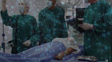 Akıllı telefon kullanan insan üzerindeki bağlantı ağının dönen beyninin animasyonu. Küresel iş ve dijital arayüz kavramı dijital olarak oluşturulmuş video.