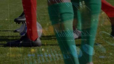 Çeşitli erkek futbol oyuncularının antrenmanlarının bacaklarının üzerinde grafikler ve finansal verilerin animasyonu. Spor, futbol, finans ve ekonomi konsepti dijital olarak oluşturulmuş video.