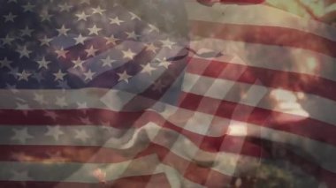 Parka düşen akçaağaç yapraklarına Amerikan bayrağı sallamanın birleşimi. Amerikan bağımsızlığı ve sonbahar mevsimi konsepti