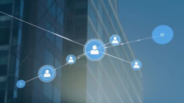 Modern ofis binası üzerinde bağlantılar ve kullanıcı simgeleri animasyonu ağı. İş, teknoloji, yenilik, bağlantı, ağ, dijital