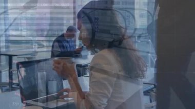 Ofiste çalışan iş adamlarının istatistik ve veri işleme animasyonları. Küresel iş, finans, hesaplama, bağlantılar ve veri işleme kavramı dijital olarak oluşturulmuş video.
