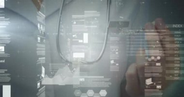 Hastanedeki gülümseyen beyaz kadın doktorun portresi üzerinde veri işleme animasyonu. Tıbbi sağlık ve teknoloji konsepti