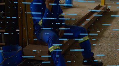 Depodaki Afro-Amerikan erkek işçinin veri işleme animasyonu. Küresel iş ve dijital arayüz kavramı dijital olarak oluşturulmuş video.