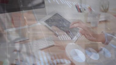 Tablet kullanan Kafkas işadamı hakkında animasyon istatistikleri ve finansal veri işleme. Küresel iş, finans ve veri işleme kavramı dijital olarak oluşturulmuş video.