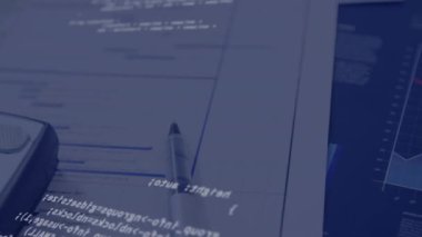 Bu video, siyah bir arkaplan ile veri işlemenin dijital animasyonudur. Video bir tabloda veri hesap makinesi, belge ve grafik gösteriyor. Video verilerin nasıl işlendiğini ve bir bilgisayarın güvenliğini nasıl etkilediğini gösteriyor..