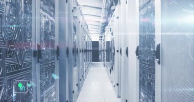 Sunucu odasındaki sunucu raflarındaki devre kartı desenleri üzerinde birden fazla simgenin canlandırılması. Dijital bileşik, güç arzı, tehlikeli, geri dönüşüm, veri merkezi, ağ oluşturma, teknoloji ve ağ sunucusu.