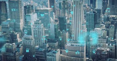 Şehrin üzerinde yüzen teknoloji simgelerinin animasyonu. Ağ, bağlantılar ve teknoloji konsepti dijital olarak oluşturulmuş video.