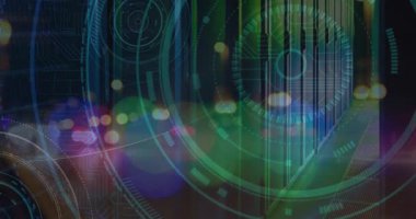 Bulanık gece trafiğinin üzerindeki işleme çemberleri ve sunucu odasının animasyonu. Veri işleme, dijital güvenlik ve teknoloji konsepti dijital olarak oluşturulmuş video.