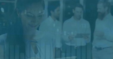 Çeşitli iş adamları üzerinde istatistik ve veri işleme animasyonu. Küresel iş, finans ve veri işleme kavramı dijital olarak oluşturulmuş video.