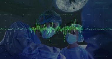 Cerrah, ameliyathane ekibinin hayati değerlerini dalga boyu nabzı atarak izleme prosedürünü başlatıyor. Tıbbi, takım çalışması, yenilik, sağlık, teknoloji, profesyonellik, hassasiyet