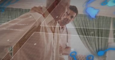 Kafkasyalı yaşlı adam ve erkek doktor verileri ile dijital ekranın animasyonu. Sağlık, tıp ve teknoloji konsepti dijital olarak üretilen video.