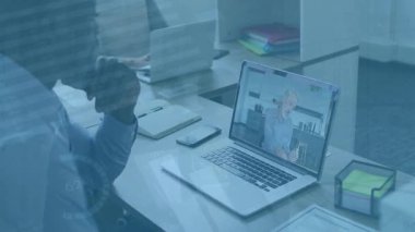 Diz üstü bilgisayar kullanan Afro-Amerikan erkeklerin veri işleme animasyonu. Dijital olarak oluşturulmuş küresel bağlantılar, finans, veri işleme ve dijital arayüz kavramı.