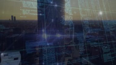 Şehir manzarası üzerindeki bağlantı ağının ve veri işleme ağının animasyonu. Dijital olarak oluşturulmuş küresel bağlantılar, veri işleme ve dijital arayüz kavramı.