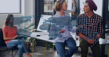 Ofis ekibi açık planlı ofiste pazarlama stratejisini tartışıyor, holografik dünya haritasını örtüyor. İşbirliği, yenilik, teknoloji, çalışma alanı, beyin fırtınası, üretkenlik, modern