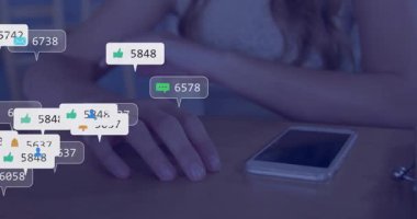 Masada akıllı telefon kullanmak, sosyal medya bildirimlerinin etrafta dolaşması. Teknoloji, dijital, iletişim, bağlantı, internet, ağ