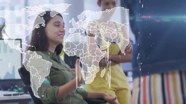 İş adamları üzerinde dönen bağlantılar ve veri işleme ağının animasyonu. Dijital olarak oluşturulan küresel iletişim ve veri güvenliği kavramı.