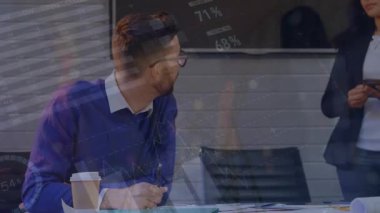 İstatistik ve mali veri işlemelerinin ofisteki işadamları üzerindeki animasyonu. Küresel iş, bağlantılar, dijital arayüz ve dijital olarak oluşturulmuş veri işleme kavramı.