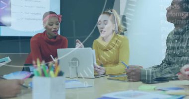 Ofisteki çeşitli iş adamları üzerinde veri işleme animasyonu. Küresel iş ve dijital arayüz kavramı dijital olarak oluşturulmuş video.