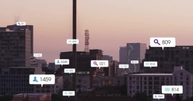 Gün batımında yüksek gökdelenleri ve binaları olan bir şehir manzarası. Küresel sosyal medya bağlantıları ve dijital arayüz konsepti dijital olarak oluşturulmuş video.