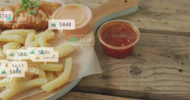 Uyarı başlıyor, simgeler ortaya çıkıyor ve patatesler, balıklar, soslar vızıldıyor. Rustik, tabak, deniz ürünleri, limon, maydanoz, parşömen, akşam yemeği.