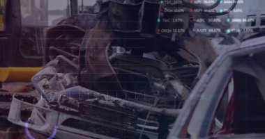 Dijital tablet kullanan Kafkas iş kadını üzerinde dünya ve veri işleme animasyonu. Dijital arayüz ve teknoloji konsepti dijital olarak oluşturulmuş video bağlantıları.