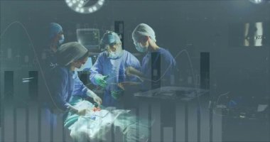 Çeşitli cerrahlar üzerinde veri işleme animasyonu. Küresel tıp, bağlantılar, hesaplama ve veri işleme kavramı dijital olarak oluşturulmuş video.