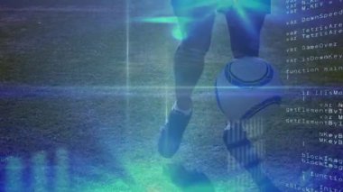 Spor sahasında topu hokkabazlık yapan erkek futbolcunun alt kısmıyla veri işleme. spor ve teknoloji konsepti