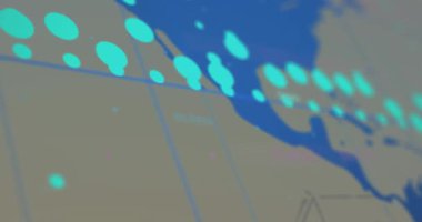 Matematiksel denklemlerin animasyonu ve dünya haritasında gri arkaplan ile veri işleme. Küresel ağ ve iş teknolojisi kavramı