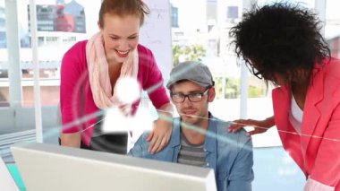 Ofisteki çeşitli iş adamlarının simgeleriyle bağlantı ağının animasyonu. Küresel finans, iş, bağlantılar, hesaplama ve veri işleme kavramı dijital olarak oluşturulmuş video.