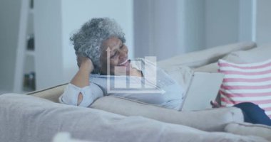 Afro-Amerikan bir kadının dijital tabletle video görüşmesi üzerine bar grafik ikonu animasyonu. Küresel ağ ve iş veri teknolojisi kavramı