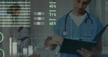 Kafkas kadın doktor ve hasta ile erkek hemşire arasındaki veri işleme animasyonu. Küresel tıp ve dijital arayüz kavramı dijital olarak oluşturulmuş video.