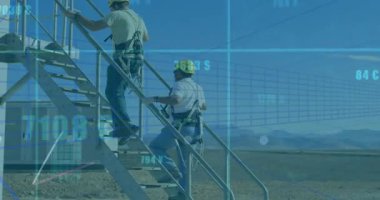 Endüstriyel birimde ekipman güvence altına alan iki işçi, veri örtülerini etkinleştirirken merdivenlere tırmanıyorlar. Sanayi, teknoloji, işbirliği, analitik, güvenlik, ilerleme, görselleştirme