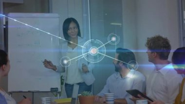 Ofisteki çeşitli iş adamlarıyla olan bağlantıların animasyonu. Küresel iş ve dijital arayüz kavramı dijital olarak oluşturulmuş video.
