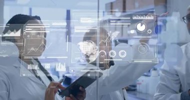 Araştırma ekibi tableti tıklayarak cam üzerindeki verileri etkinleştirirken araştırma çizelgelerini not alıyor. Yenilik, işbirliği, teknoloji, analitik, fütürizm, bilimsel, takım çalışması