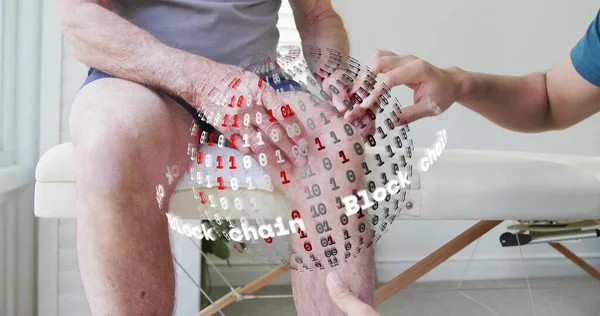 Mavi çalılıklardaki terapist klinik masasında dizine dokunuyor, zincir kaplamasını gösteriyor. Klinik, tıbbi, yaşlı, klinisyen, eklem, muayene, dijital