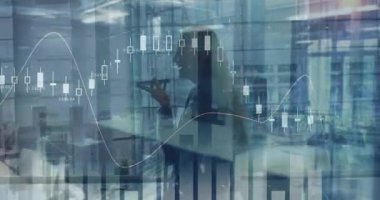 Kafkas iş kadınının akıllı telefonla konuşup yürümesi üzerine veri işleme animasyonu. küresel iş, finans, bağlantılar ve dijital arayüz konsepti dijital olarak oluşturulmuş video.