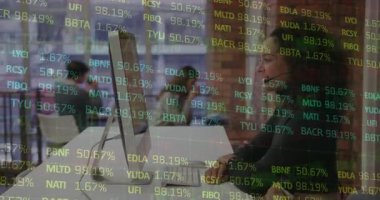 Ofisteki bilgisayar kullanan Afro-Amerikan kadının borsa veri işleme animasyonu. Küresel ekonomi ve iş teknolojisi kavramı