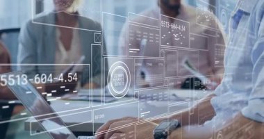 Ofisteki çeşitli iş adamları üzerinde finansal veri işleme animasyonu. Küresel iş, bilgisayar ve veri işleme kavramı dijital olarak oluşturulmuş video.